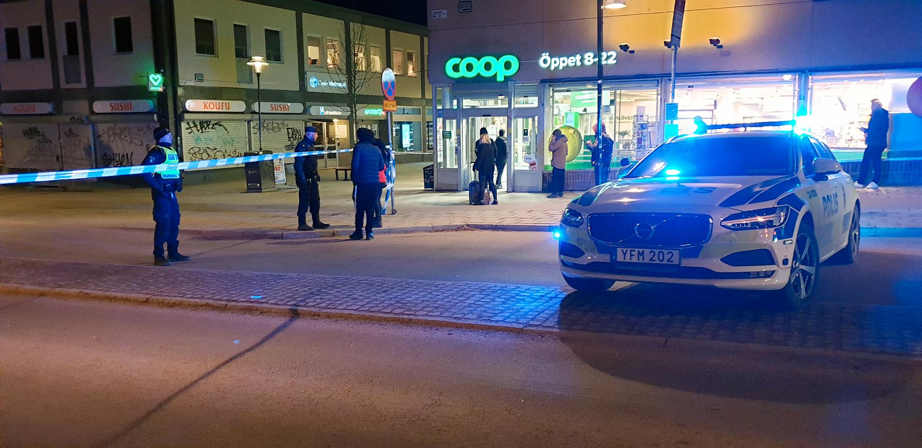 Polisen har spärrat av ett område i närheten av tunnelbanan i Gubbängens centrum i södra Stockholm.