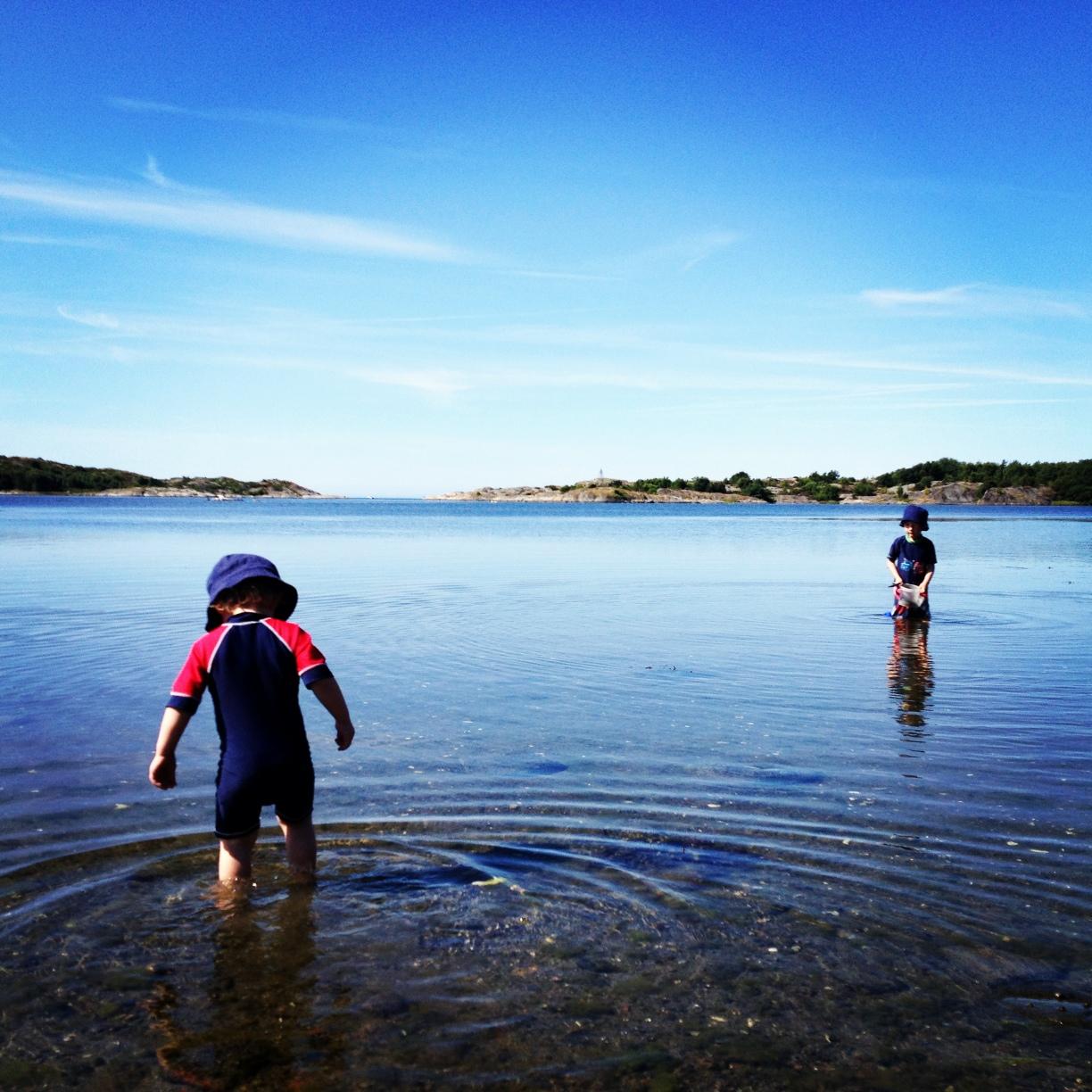 Vårt smultronställe. Syskonen Isak och Philip badar i Kungsviken på Amundsön utanför Göteborg, skriver Anna.