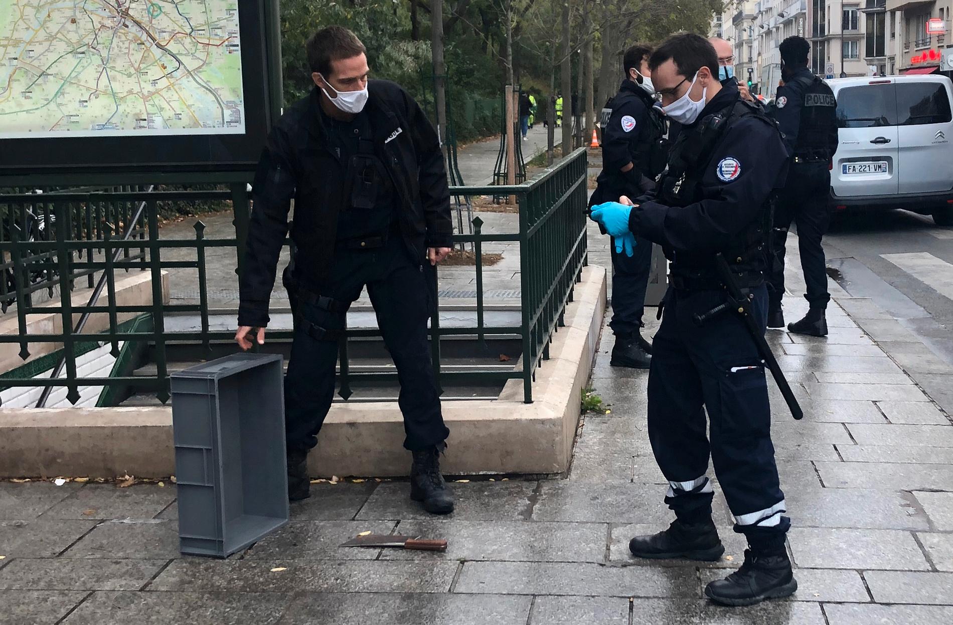 Fransk polis vid den köttyxa som tros ha använts vid attacken den 25 september.