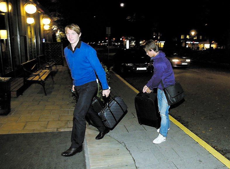 Kim Källström, Lyon, och Dusan Djuric, Zürich, anländer till hotellet i Stockholm ...