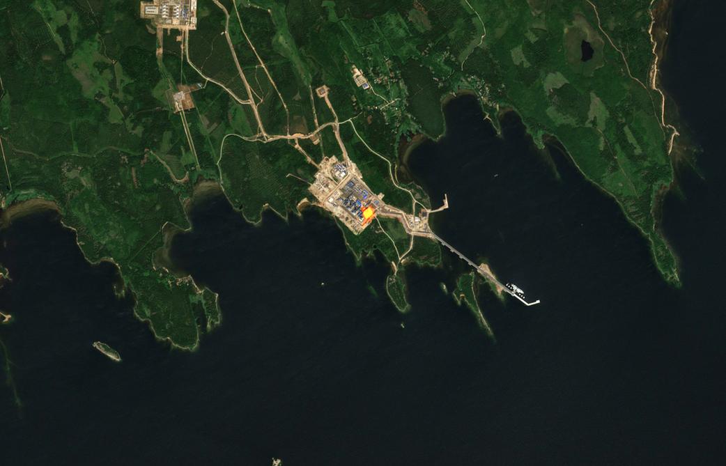 En mil från finska gränsen i den ryska Portovaja-anläggningen bränns flytande naturgas för 100 miljoner kronor upp varje dag.