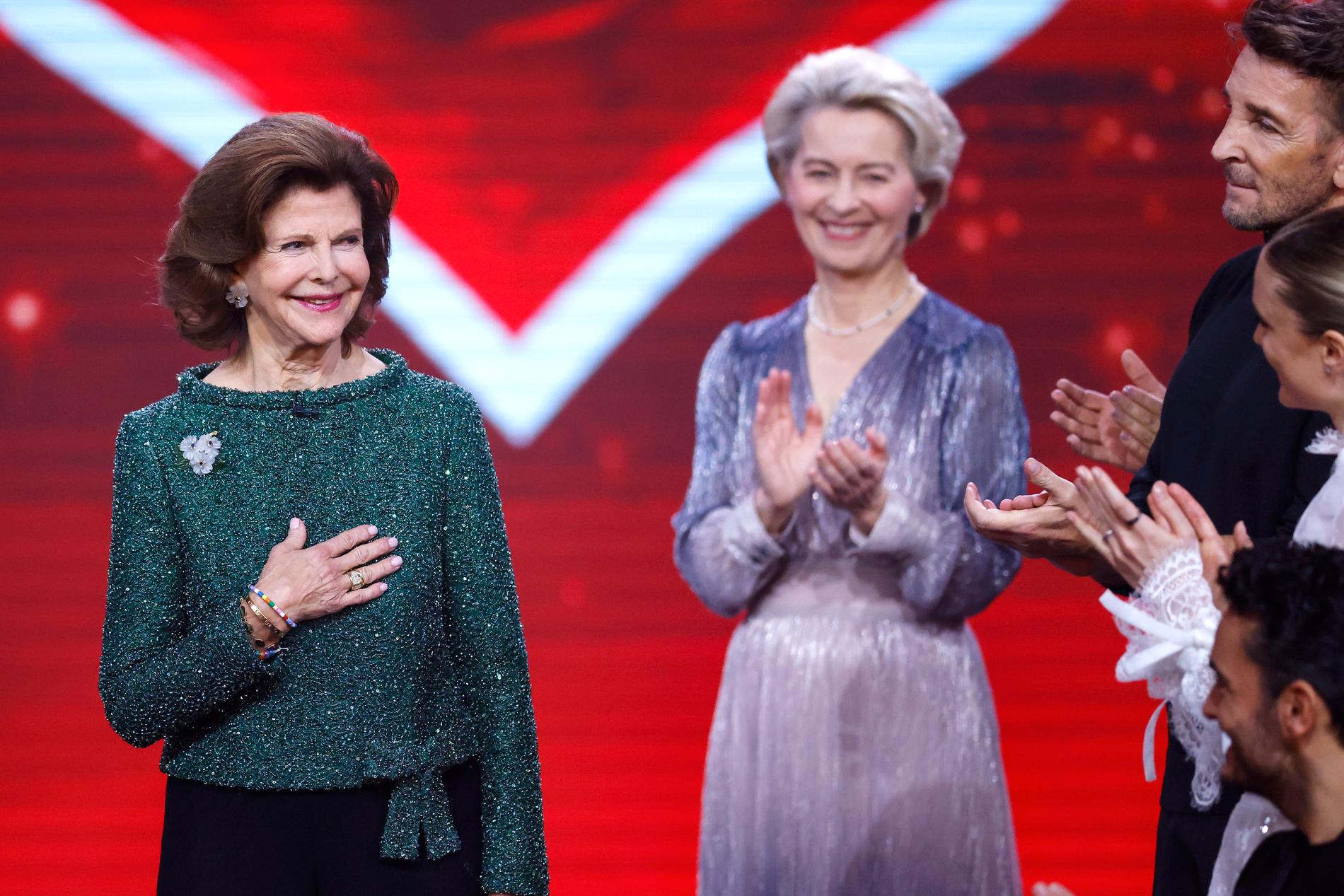 Drottning Silvia fick applåder när hon dök upp på tv-galan, bland annat från EU-kommissionens ordförande Ursula von der Leyen.