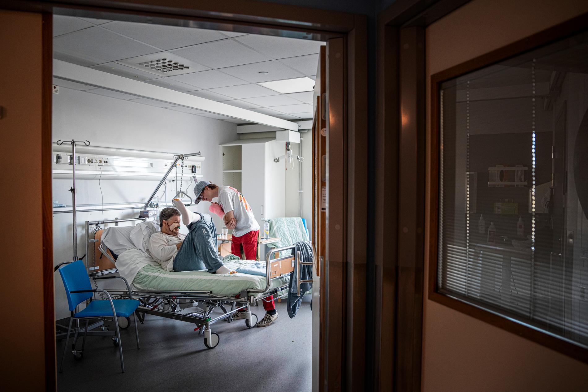 Svenska hjältar träffar Pär Sundström på Akademiska sjukhuset i Uppsala där de bygger upp ett nytt ansikte.