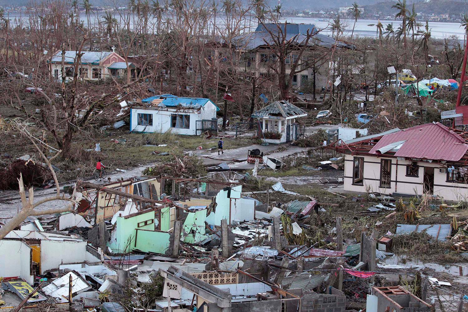 Förödelsen är total i Tacloban city. Hittills har 1200 rapporterats men siffran befaras stiga.