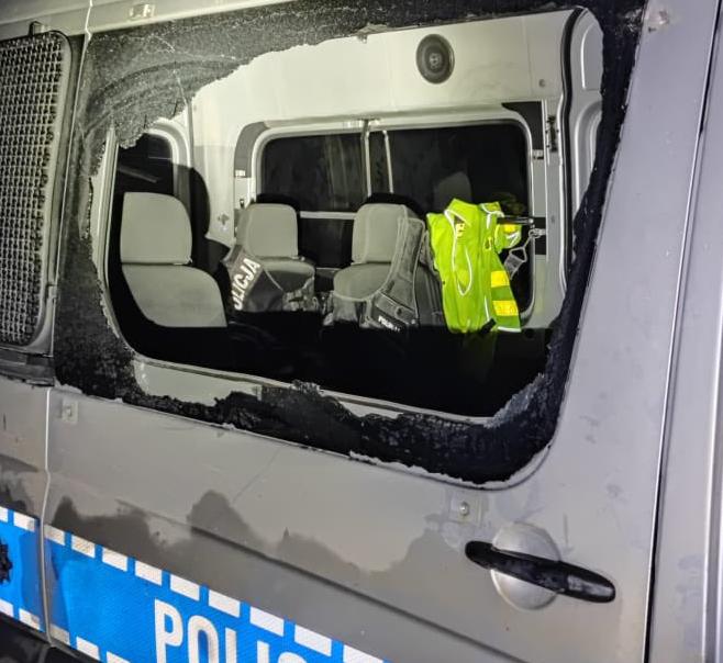 Polsk polisbil med fönster som ska ha krossats av stenar som migranter kastade natten mot lördagen.