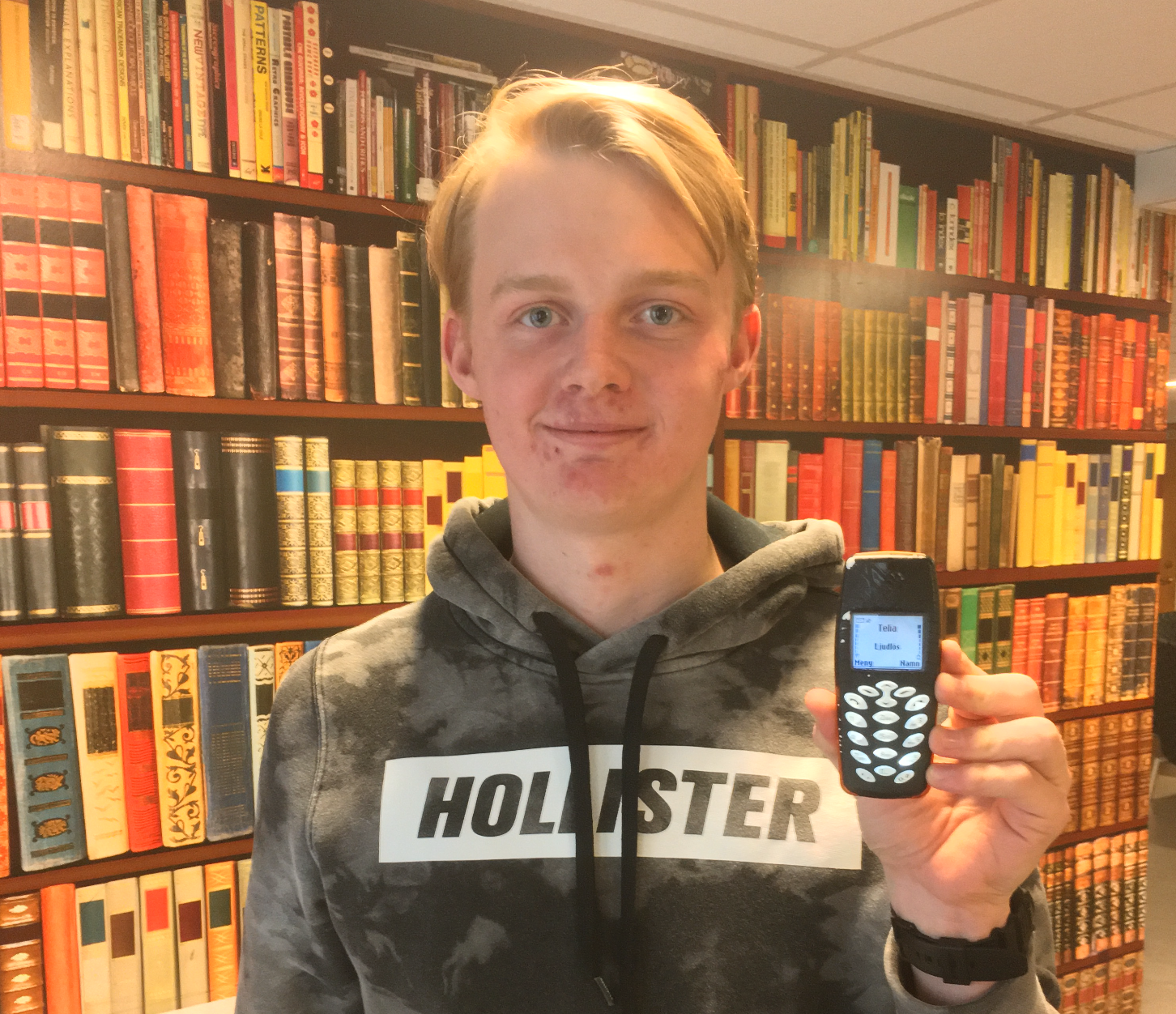 Simon Gustafsson, 18, med sin nya trotjänare: en Nokia 3510.