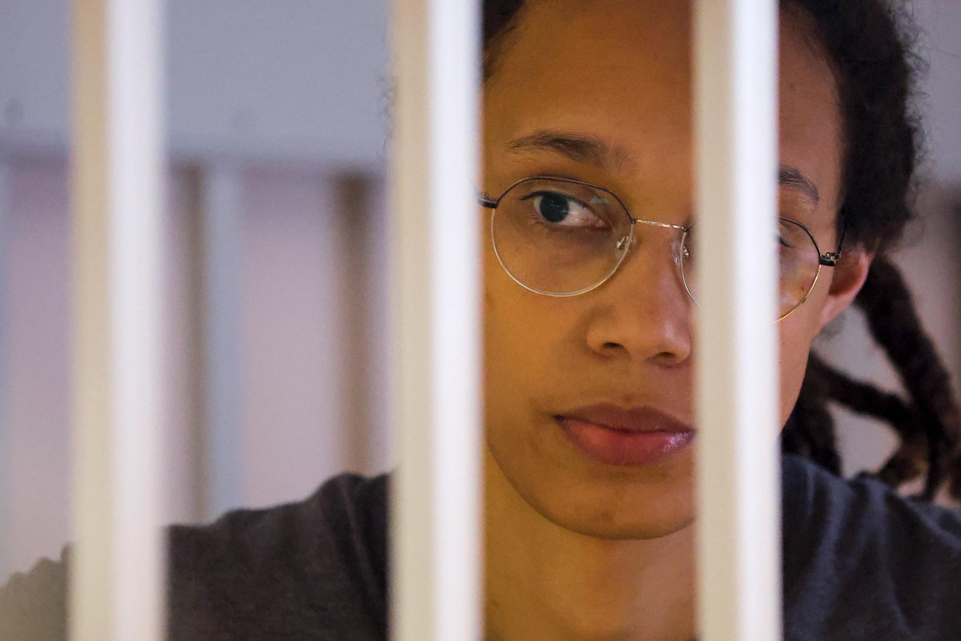 Brittney Griner bakom galler under rättegången i Moskva. Arkivbild.