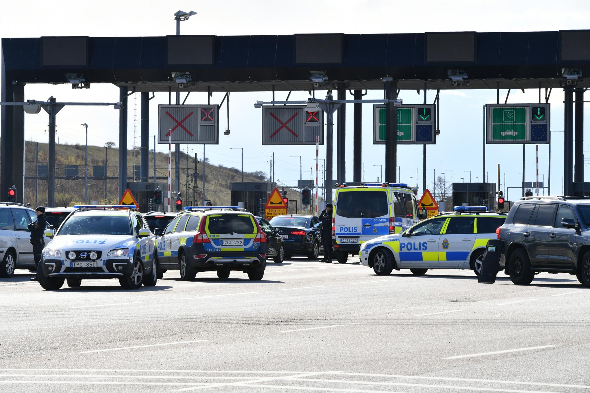 Polis kontrollerar bilar vid Öresundsbron.