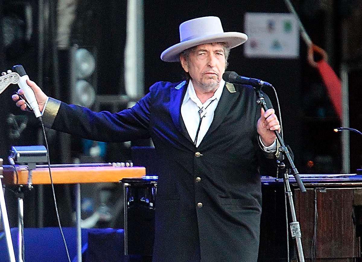 HÅLLER TYST Bob Dylan fick Nobelpriset i litteratur i torsdags. Men rockikonen har fortfarande inte sagt ett knyst. Nu ger Svenska Akademien upp försöken att nå sångaren. Skulle han inte dyka upp till prisutdelningen så blir det ändå stor fest.