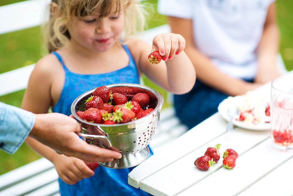 Svenska jordgubbar är sötare och smakar mer än  importerade.