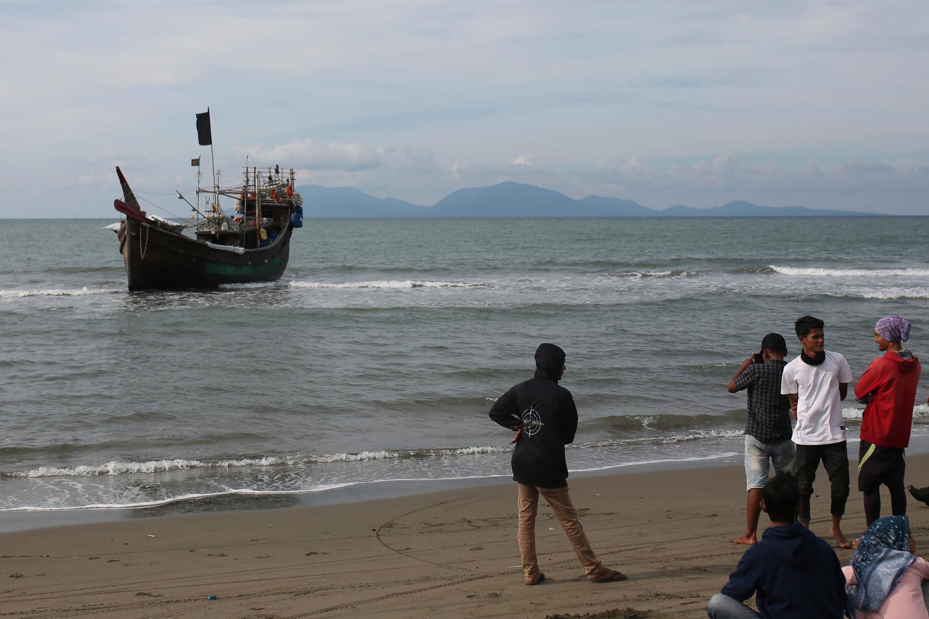 FN uppmanar till räddning av rohingyer på flykt som är fast på två drivande fartyg. Bilden visar en annan båt som transporterat rohingyer som anlände till Aceh Besar i Indonesien tidigare i år.
