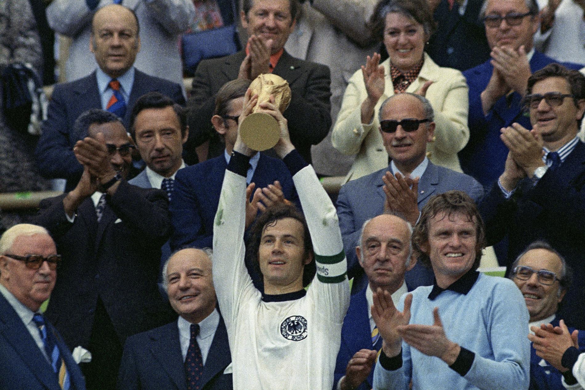 Franz Beckenbauer med VM-pokalen 1974. 