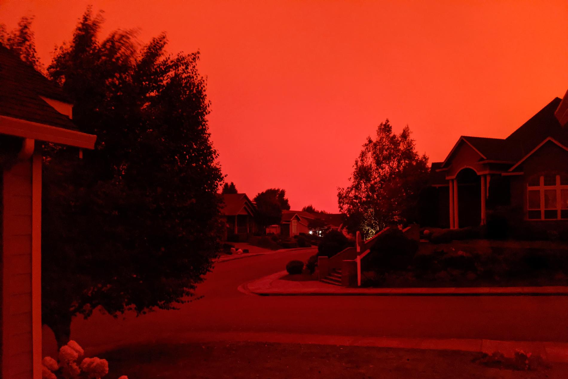 Röken färgade himlen röd i Salem, Oregon. 