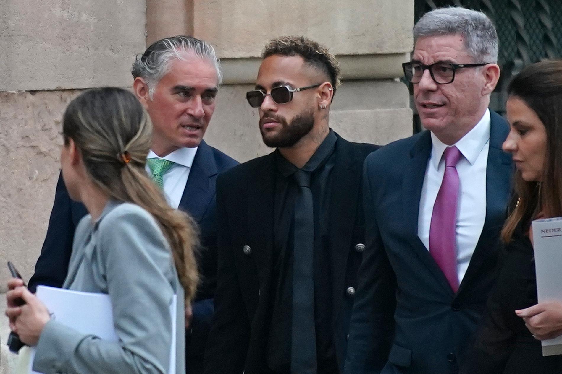 Neymar anläner till rättegången i Barcelona.