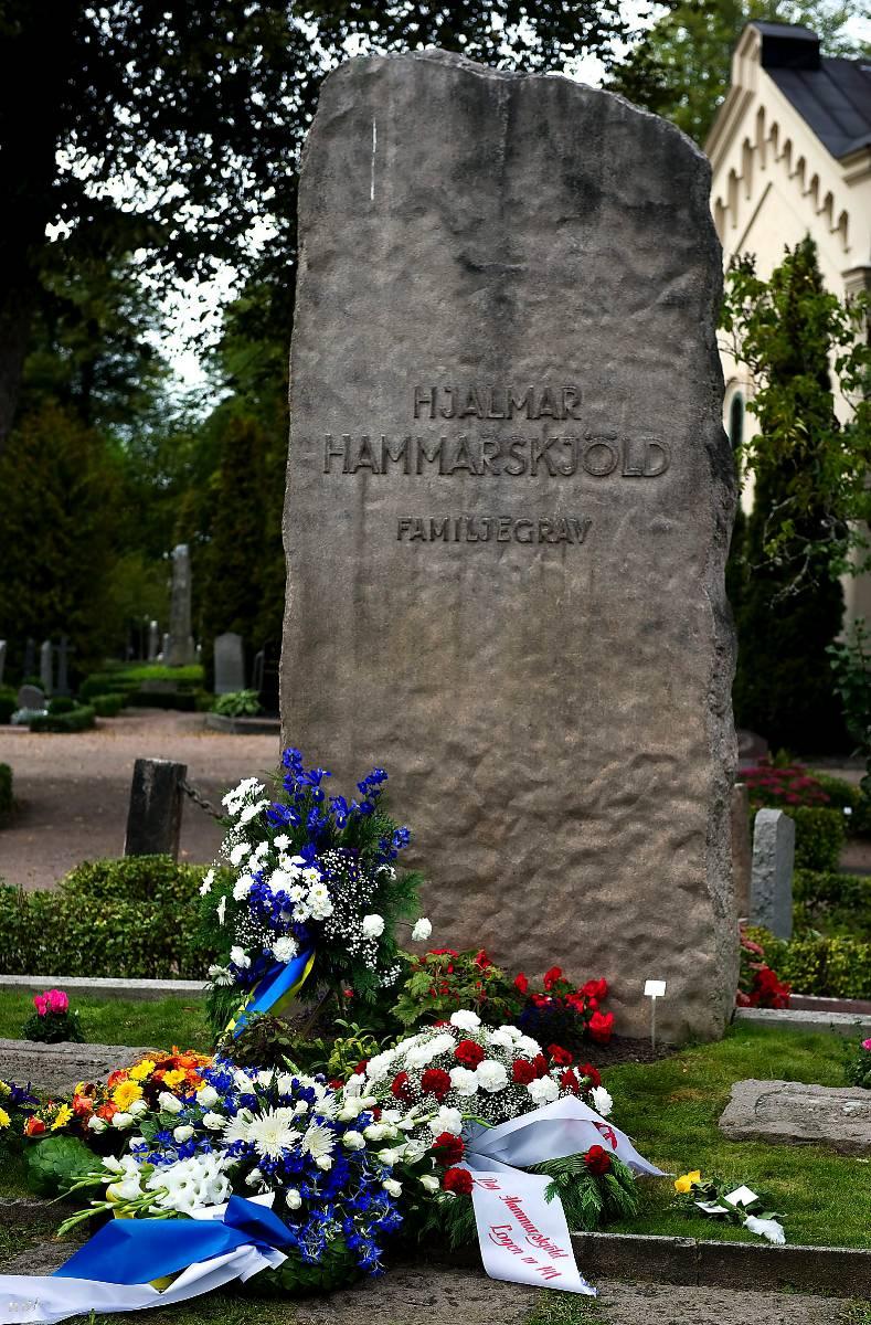 Hammarskjöld ligger begravd på gamla kyrkogården i Uppsala.