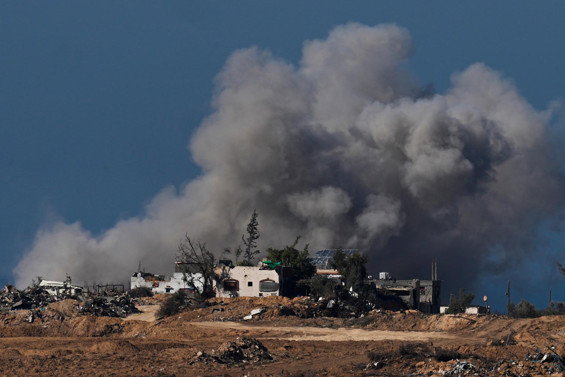 Rök stiger över Gaza efter en israelisk attack den 7 januari. 
