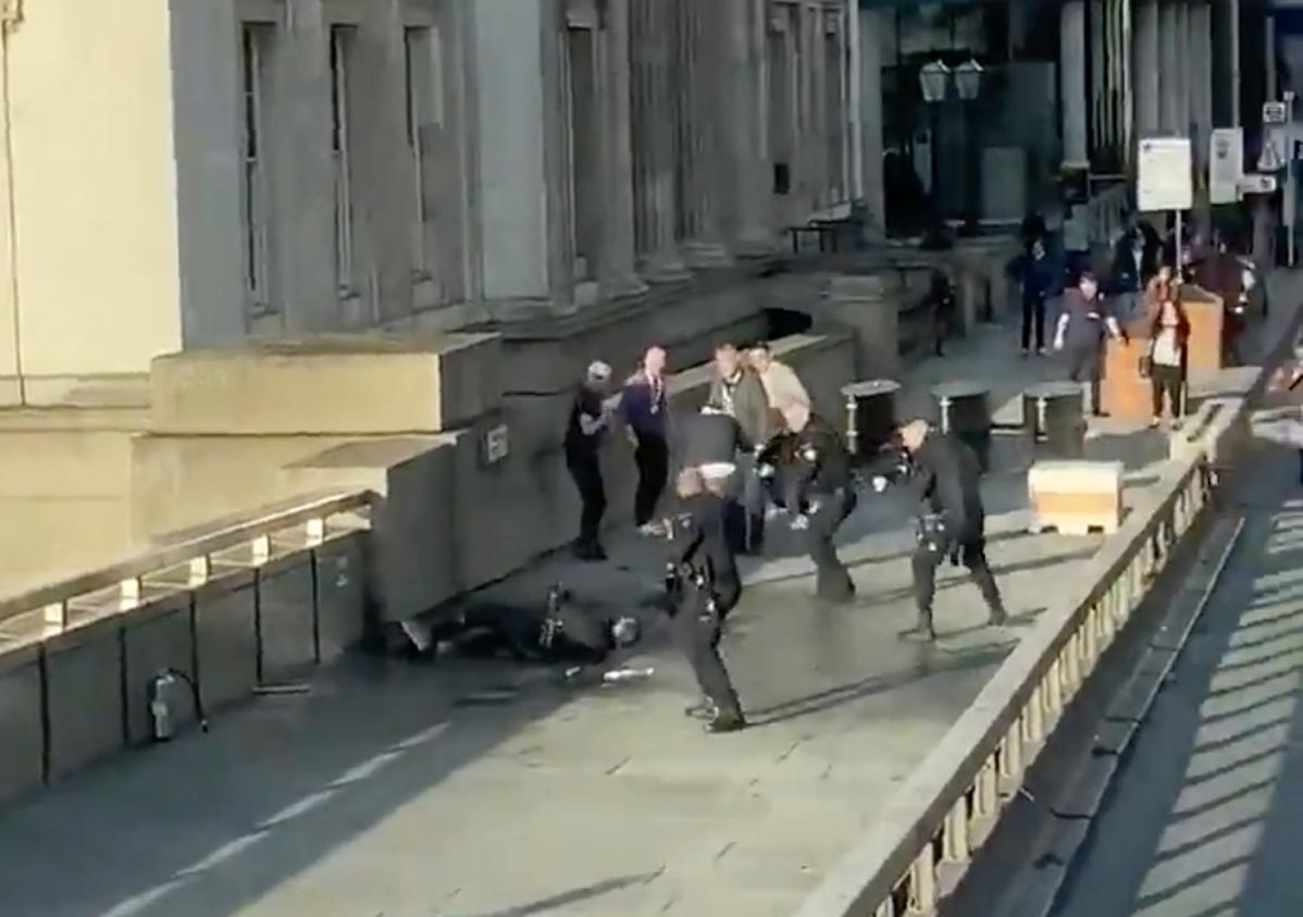 Polisen omringar den misstänkte gärningsmannen efter terrordådet vid London Bridge.