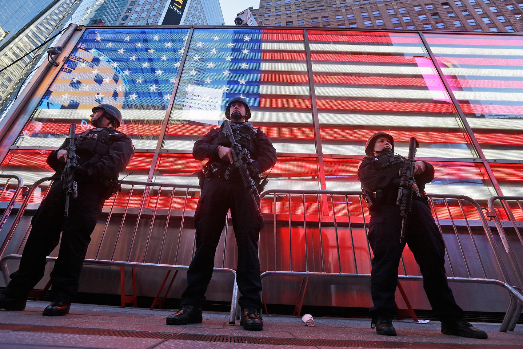 Tungt beväpnad polis vid Times Square i New York. Polisen i New York har satt in extra mycket personal vid folktäta platser  efter terrorattentaten i Paris.