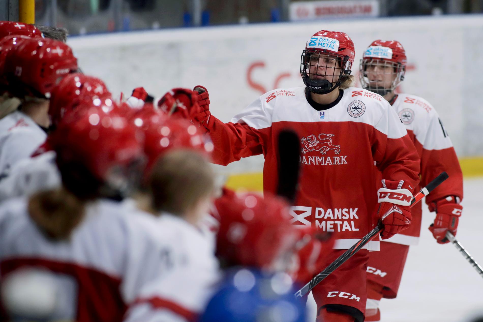 Danmarks båda ishockeylandslag, här damerna, har drabbats av sammanlagt åtta coronafall inför OS. Arkivbild.