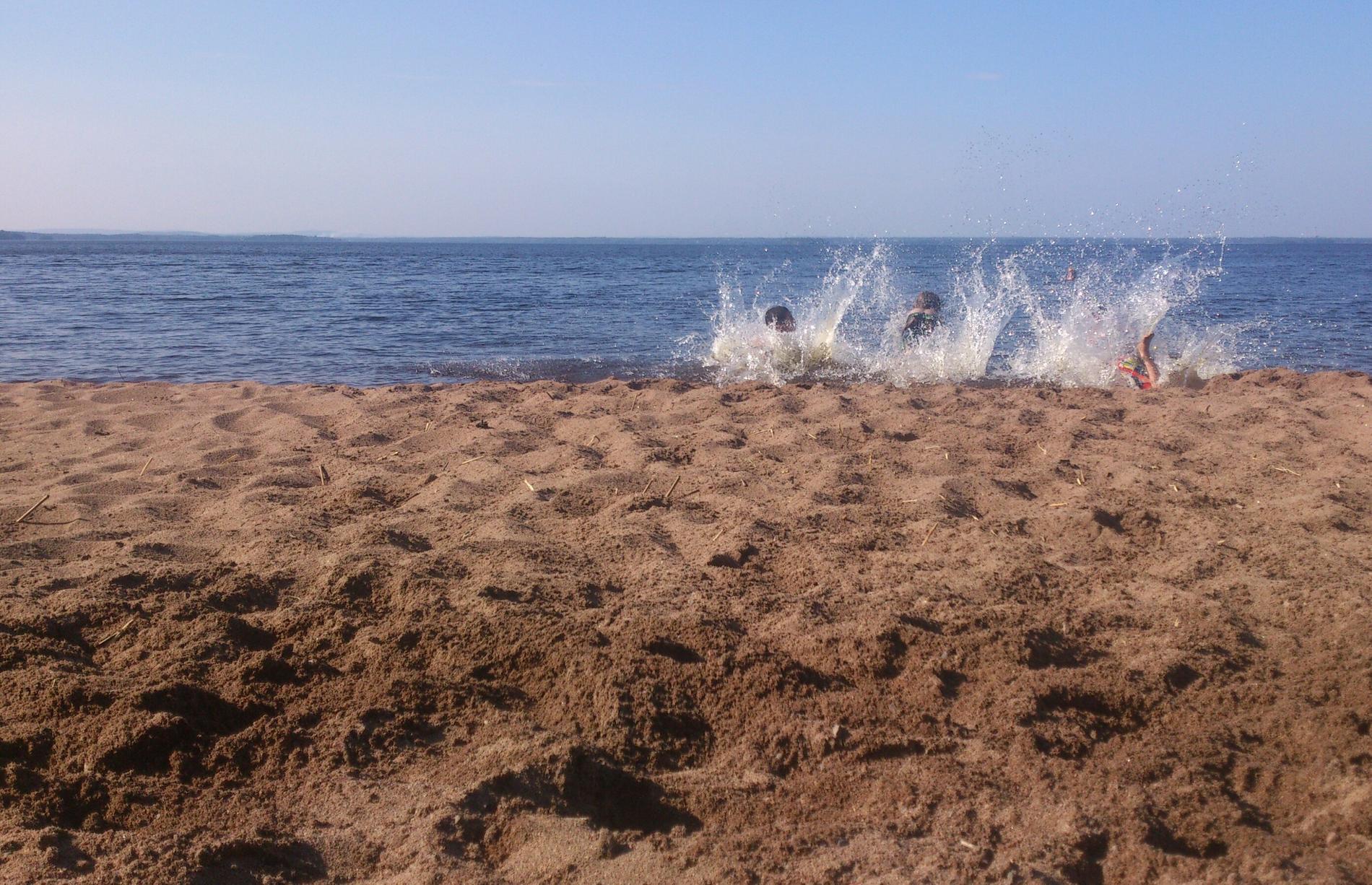 ädret inbjöd till bad vid Storsjöns strand Lund i Årsunda. Härlig start på sommaren