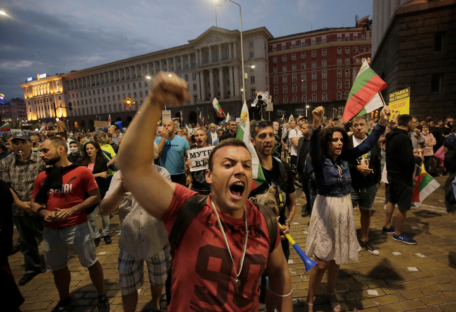 "Avgå!" ropar en demonstrant under en regeringskritisk demonstration utanför parlamentet i Bulgariens huvudstad Sofia tidigare i september.