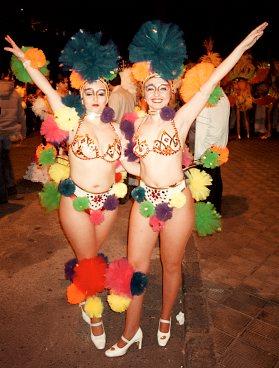 Viva el carnaval! Närmare en miljon människor dansar i Santa Cruz i februari-mars.