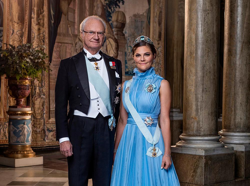 Kungen och kronprinsessan Victoria representerar Sverige vid kung Charles kröning. 