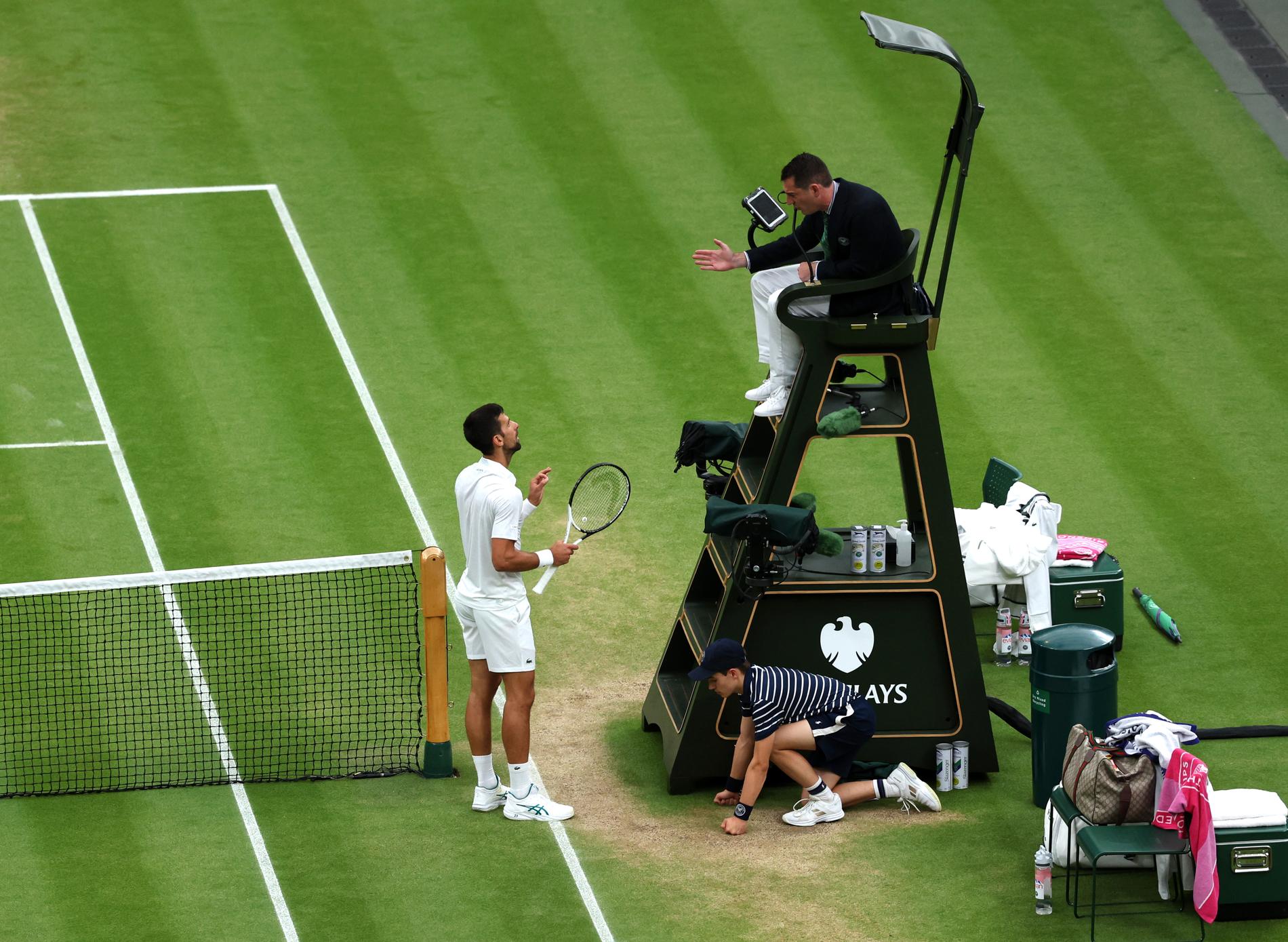 Novak Djokovic är framme vid domaren efter stönet.
