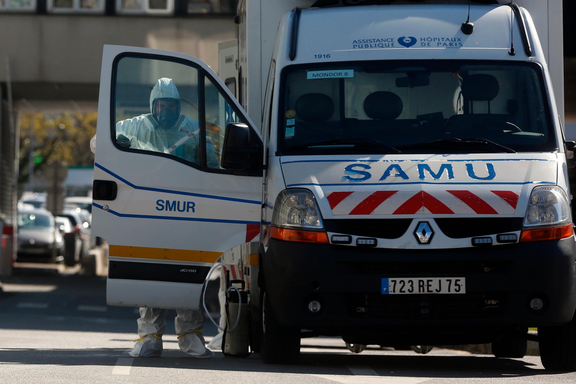 En ambulans desinficeras utanför Paris i mars.