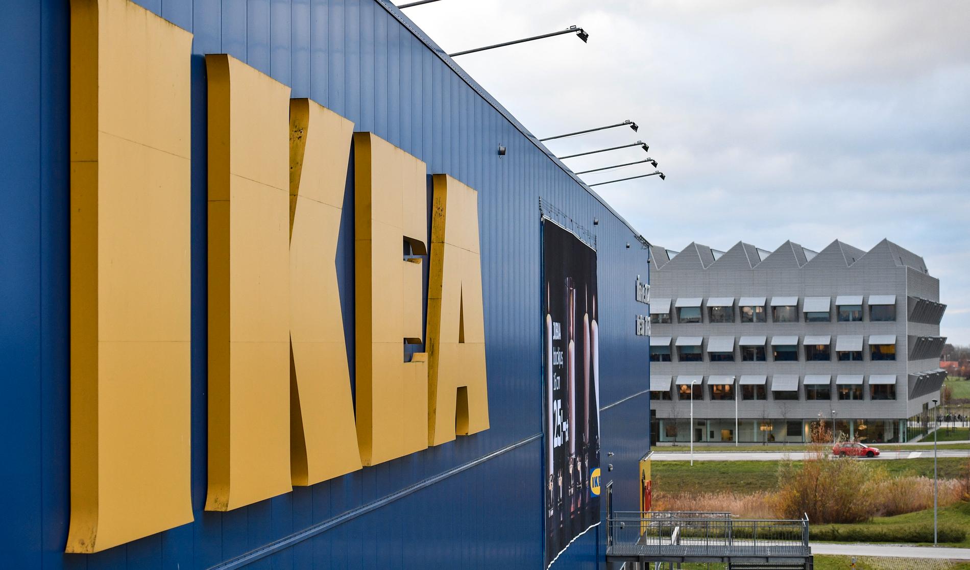 Ikea-varuhuset i Svågertorp med kontorsbyggnaden Ikea Hubhult i bakgrunden. Ikea Hubhult är hem för Ingka Global, som driver majoriteten av världens Ikea-varuhus.
