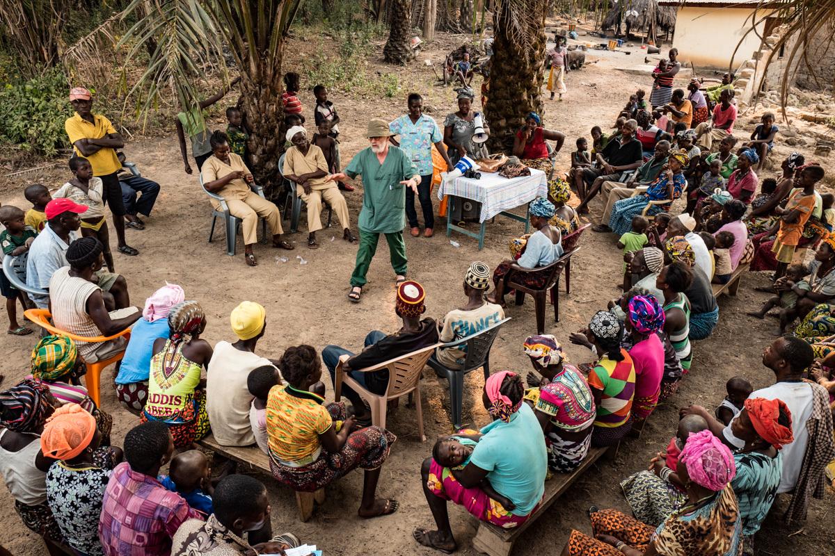 Lars Seligman har initierat ett program där de är ute i byar och föreläser om vid vilka symtom det är viktigt att söka sjukvård.