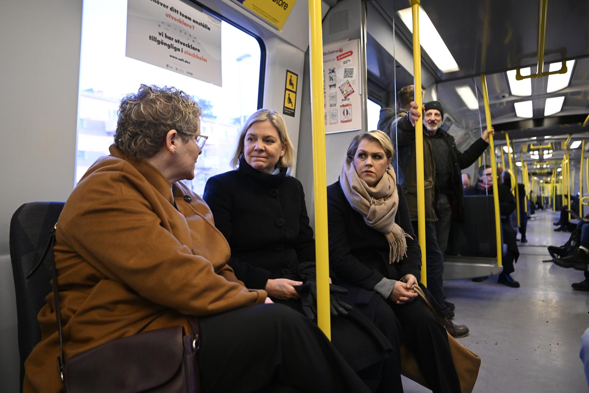 Socialdemokraternas partiledare Magdalena Andersson (S), Lena Hallengren (S) och Stockholms stads finansborgarråd Karin Wanngård (S) åker tunnelbana till Dalens Centrum. Syftet med besöket är att träffa invånare som drabbats av sprängningar och skjutningar i området.
