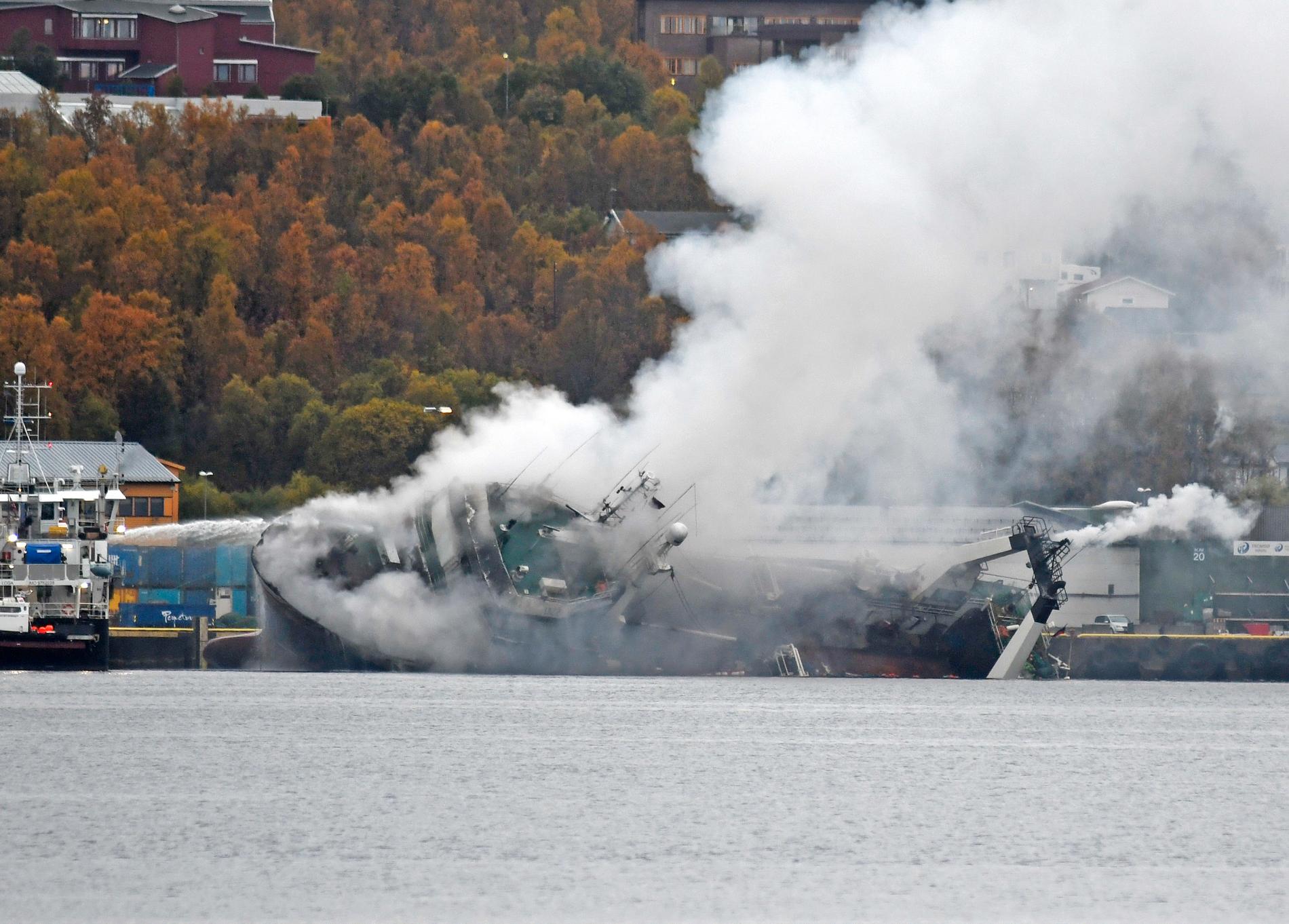 Den ryska trålare som fattat eld i norska Tromsø har kantrat.