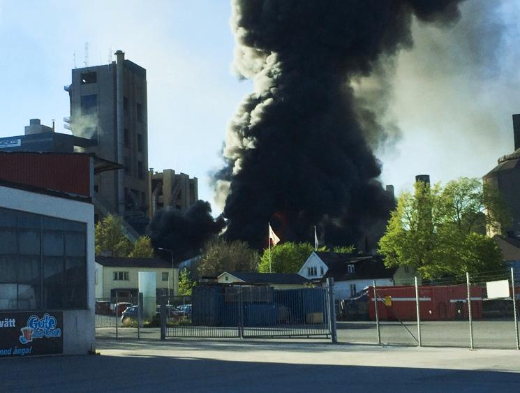 Delar av cementfabriken i Slite brinner kraftigt.