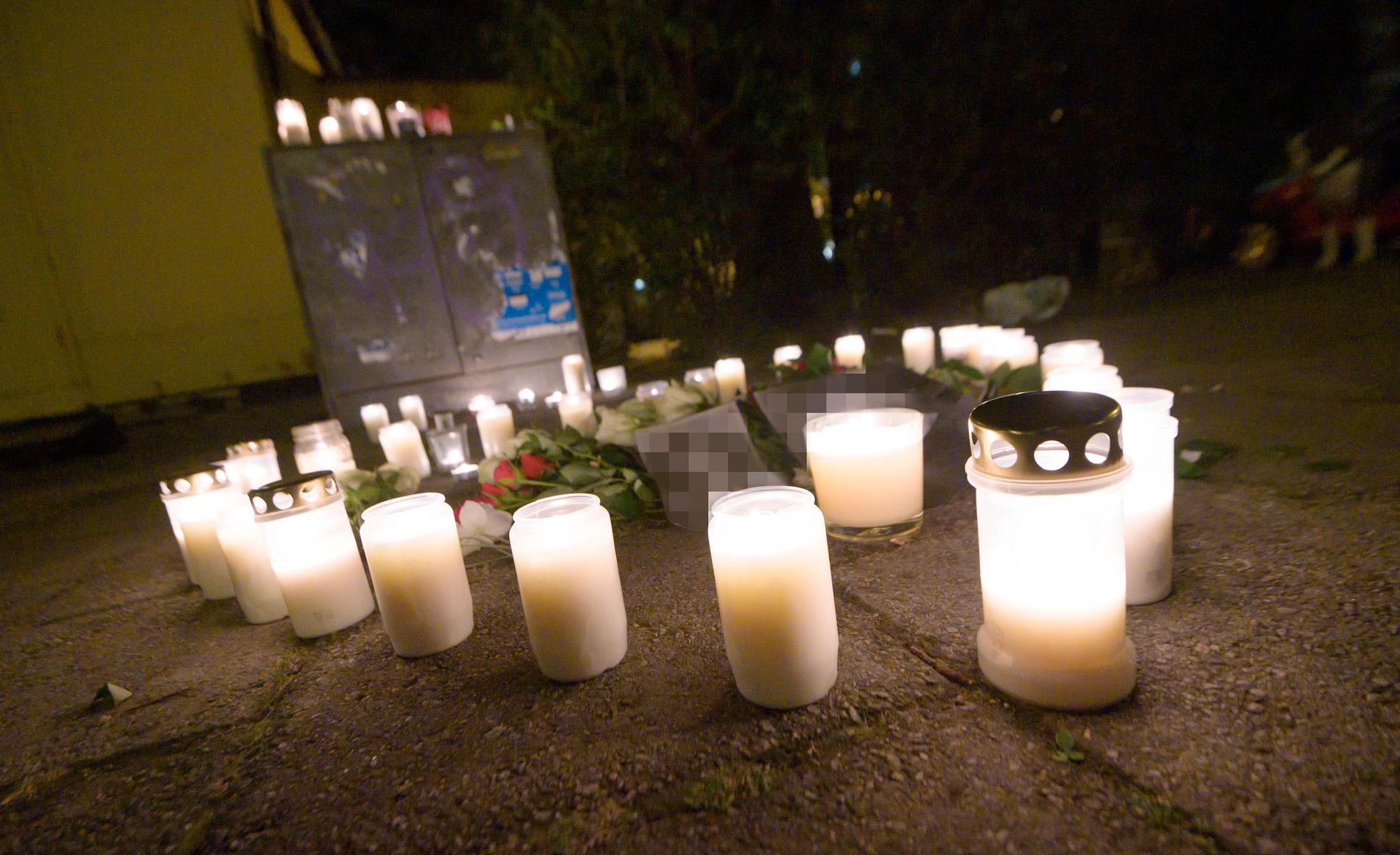 Ljus och blommor på gatan i Malmö där en kvinna i 30-årsåldern sköts till döds. Arkivbild.