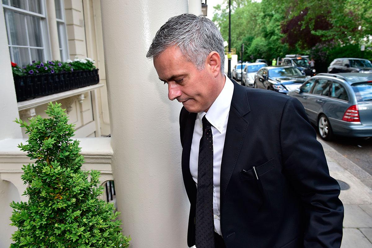 Mourinho fångades utanför sitt hem igår i London.