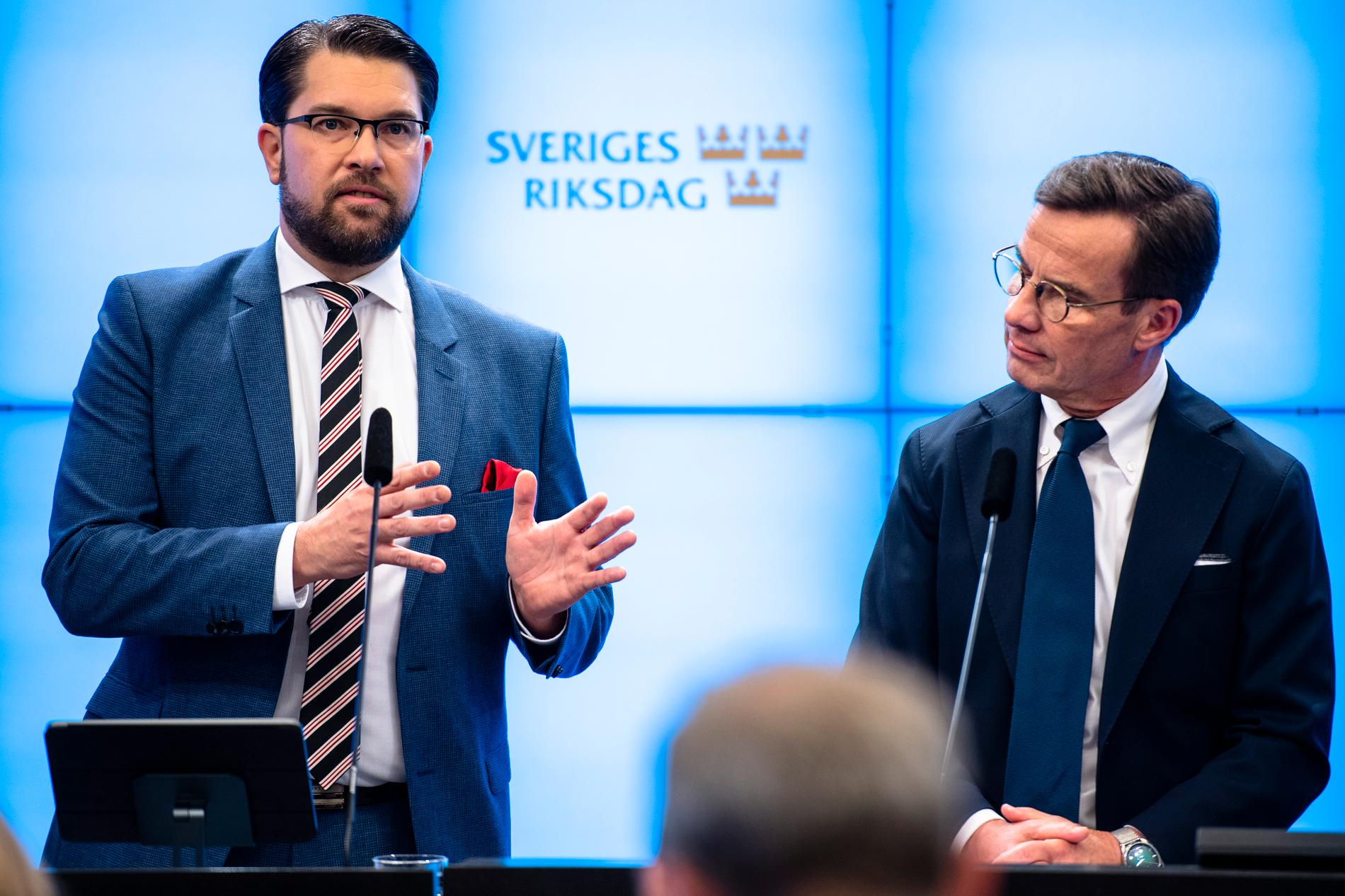 Åkesson och Kristersson under fredagens pressträff. 