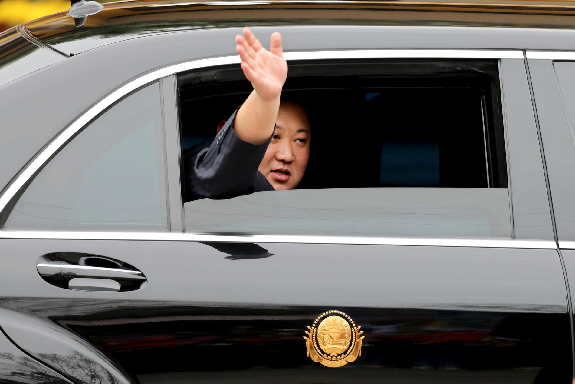 Nordkoreas ledare Kim Jong-Un vinkar från bilen vid gränsen.