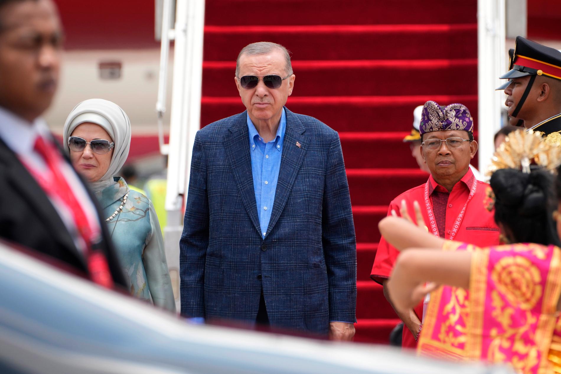 Turkiets president Recep Tayyip Erdogan anländer till G20-mötet i Indonesien, söndagen den 13 november.