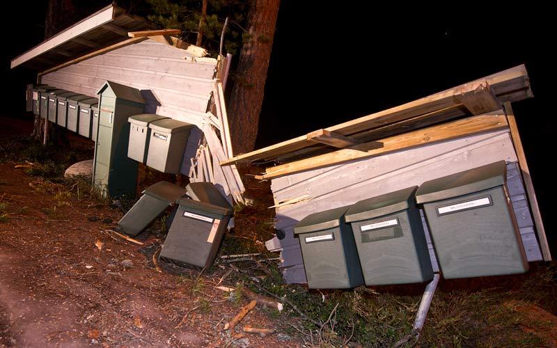 I ett bostadsområde i Hudiksvall har stormen försvårat för brevbäraren att dela ut posten.