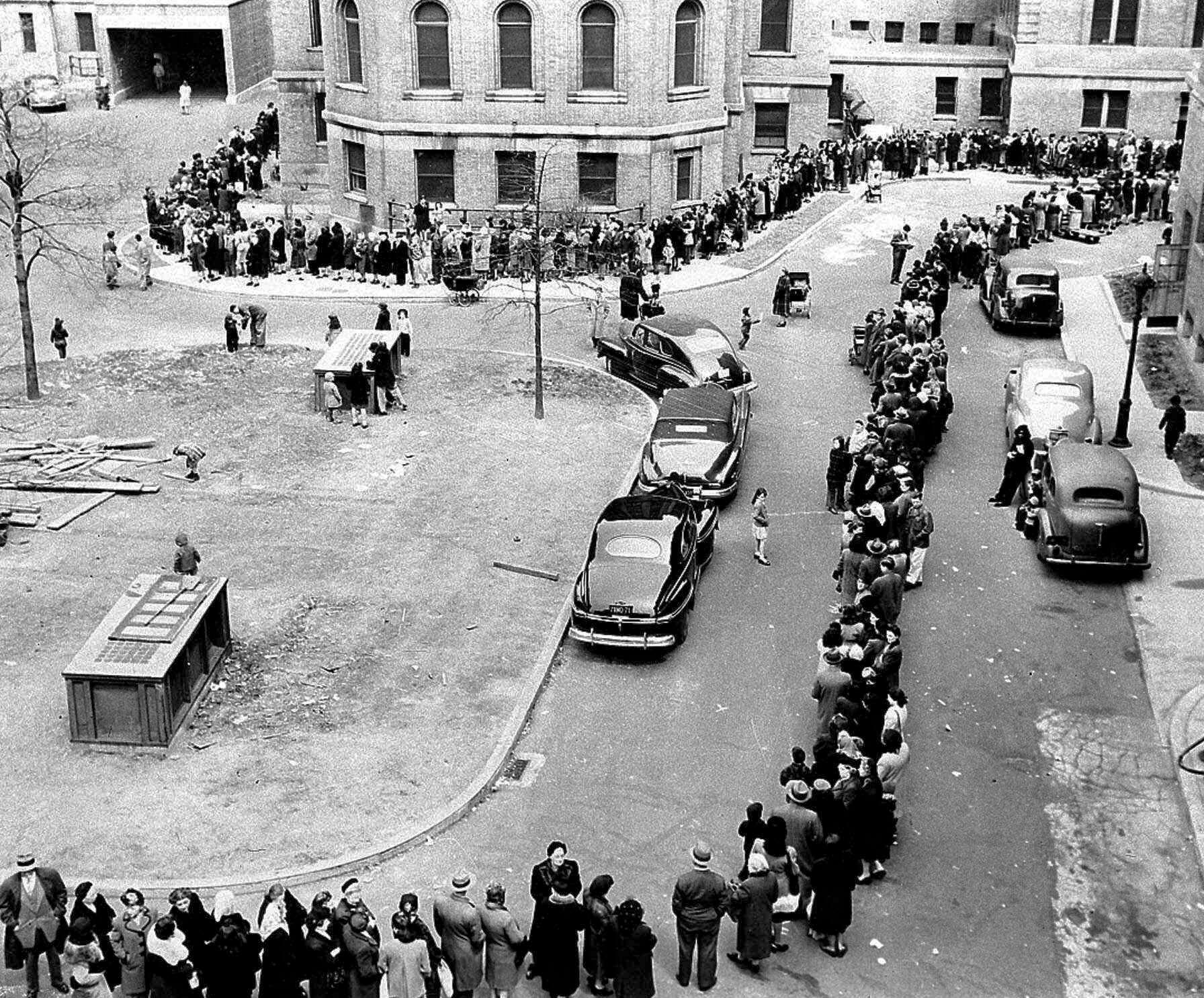 Människor i Bronx, New York, köar för att få vaccin mot smittkoppor i april 1947.