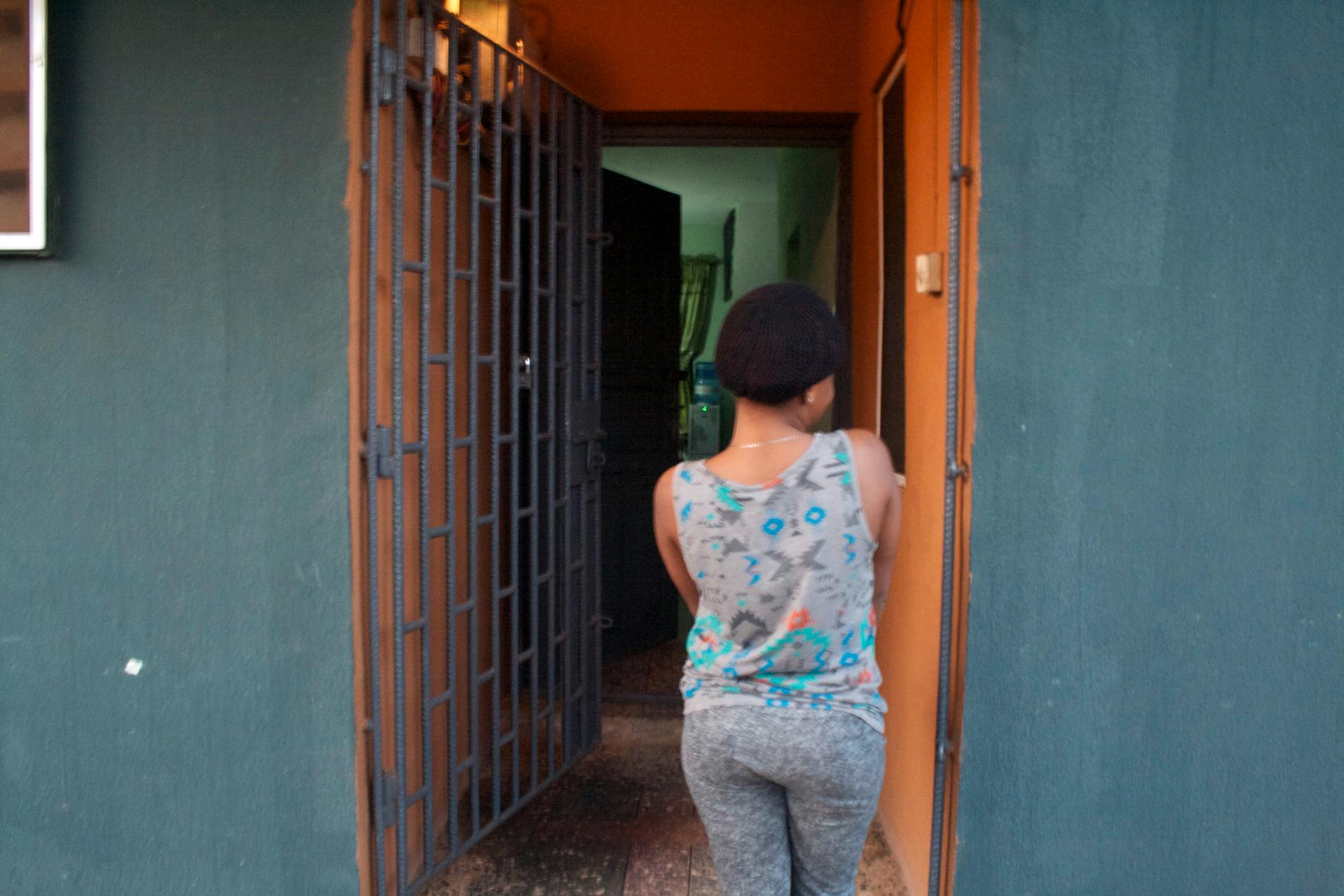Ett tidigare offer för människohandel utanför ett skyddsboende i Lagos, Nigeria. Arkivbild.