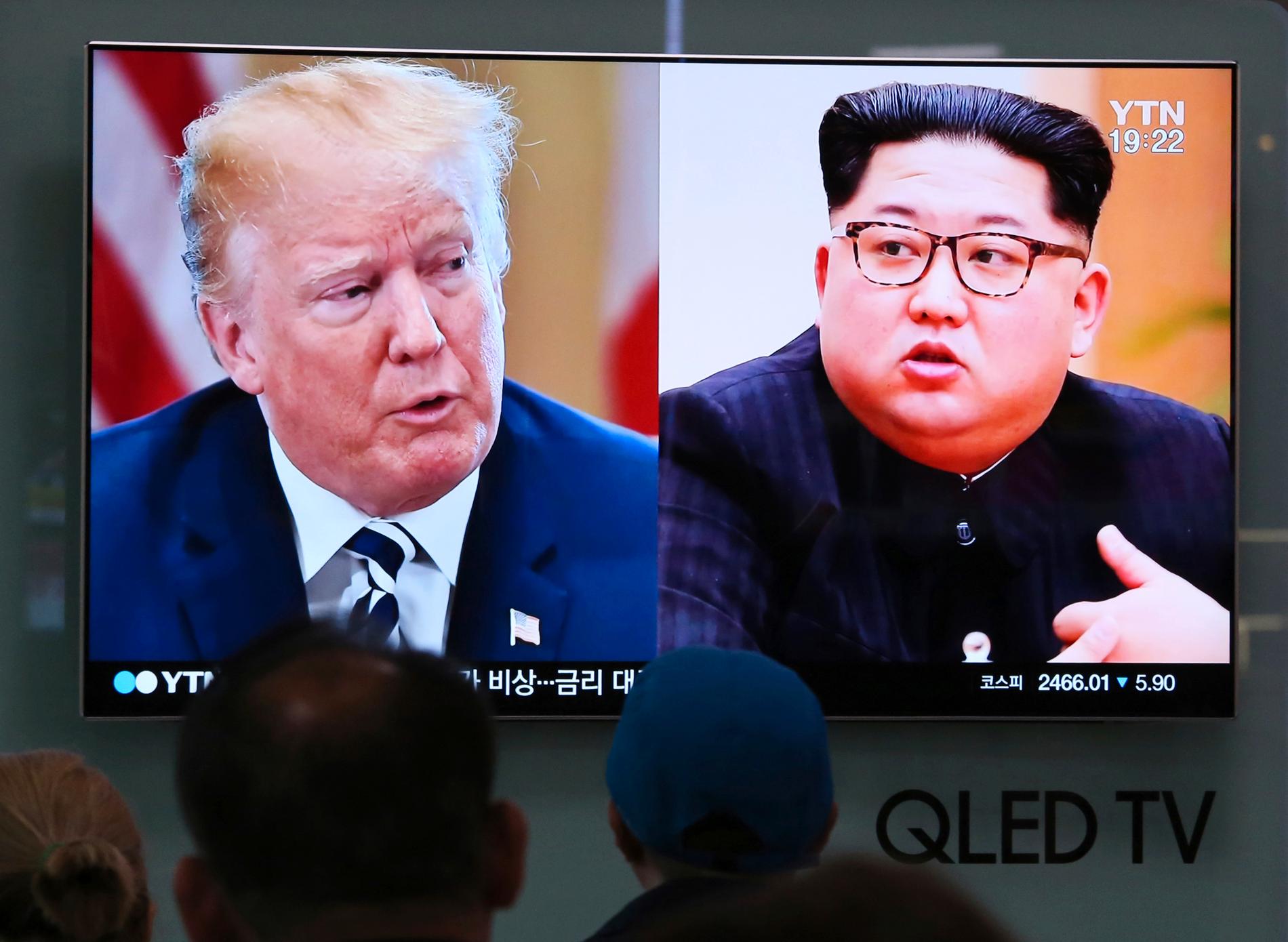 USA:s president Donald Trump och Nordkoreas ledare Kim Jong-Un på en tv-skärm i Sydkorea i fjol. Arkivbild.