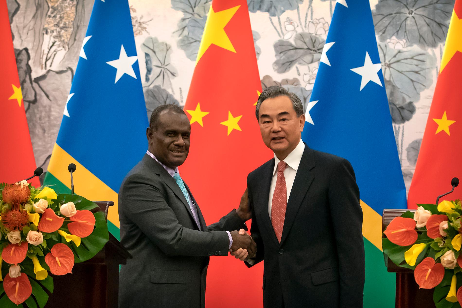 Salomonöarnas utrikesminister Jeremiah Manele med sin kinesiske kollega Wang Yi vid ceremonin.