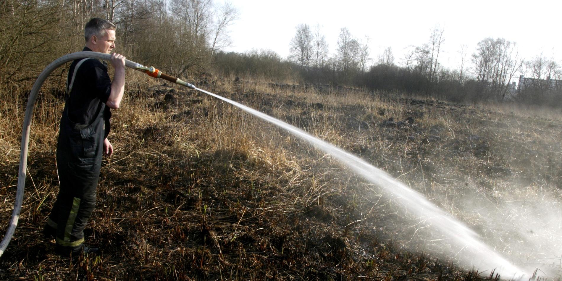 Trots att SMHI varnar för stor risk för gräsbränder i södra delen av landet får räddningstjänsten rycka ut och släcka sedan privatpersoner eldat medvetet. Arkivbild