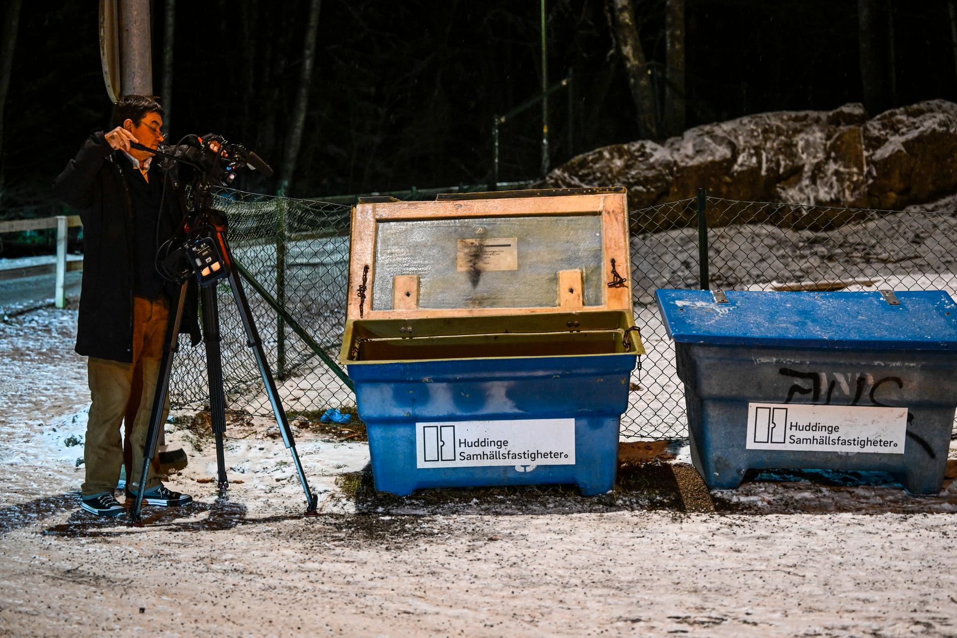 Sandbehållaren står på en skolgård i Skogås.