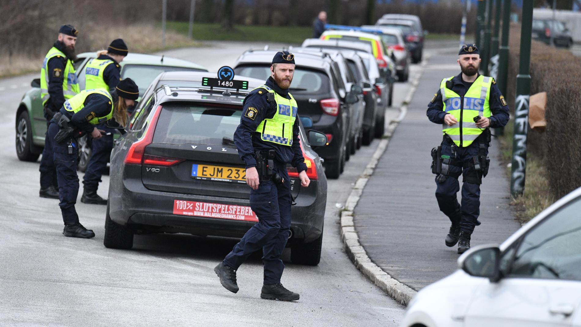 Polisen utför en nykterhetskontroll utanför Malmös moské.
