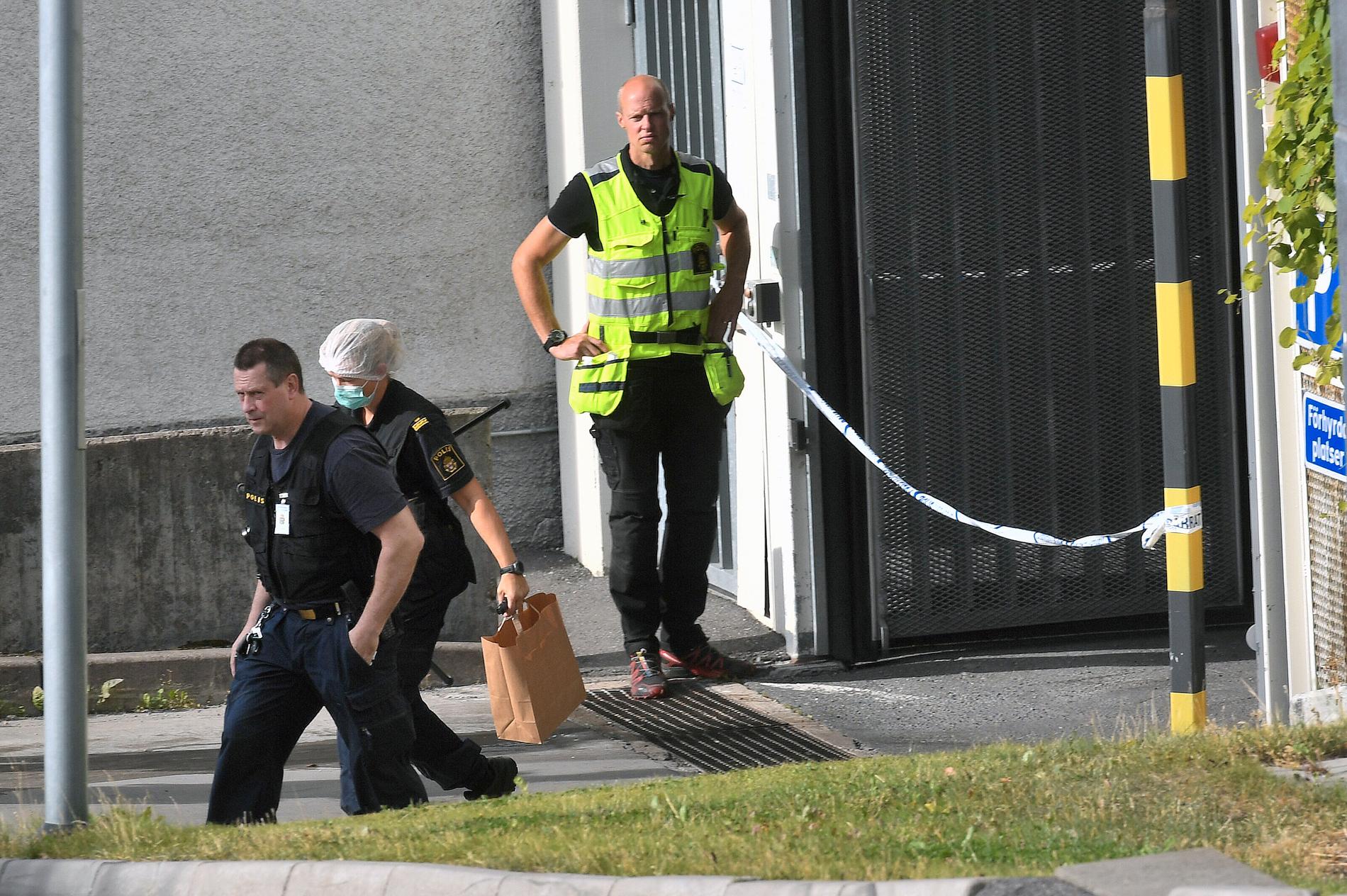 Polisens tekniker undersöker ett garage i anslutning till Östberga torg.