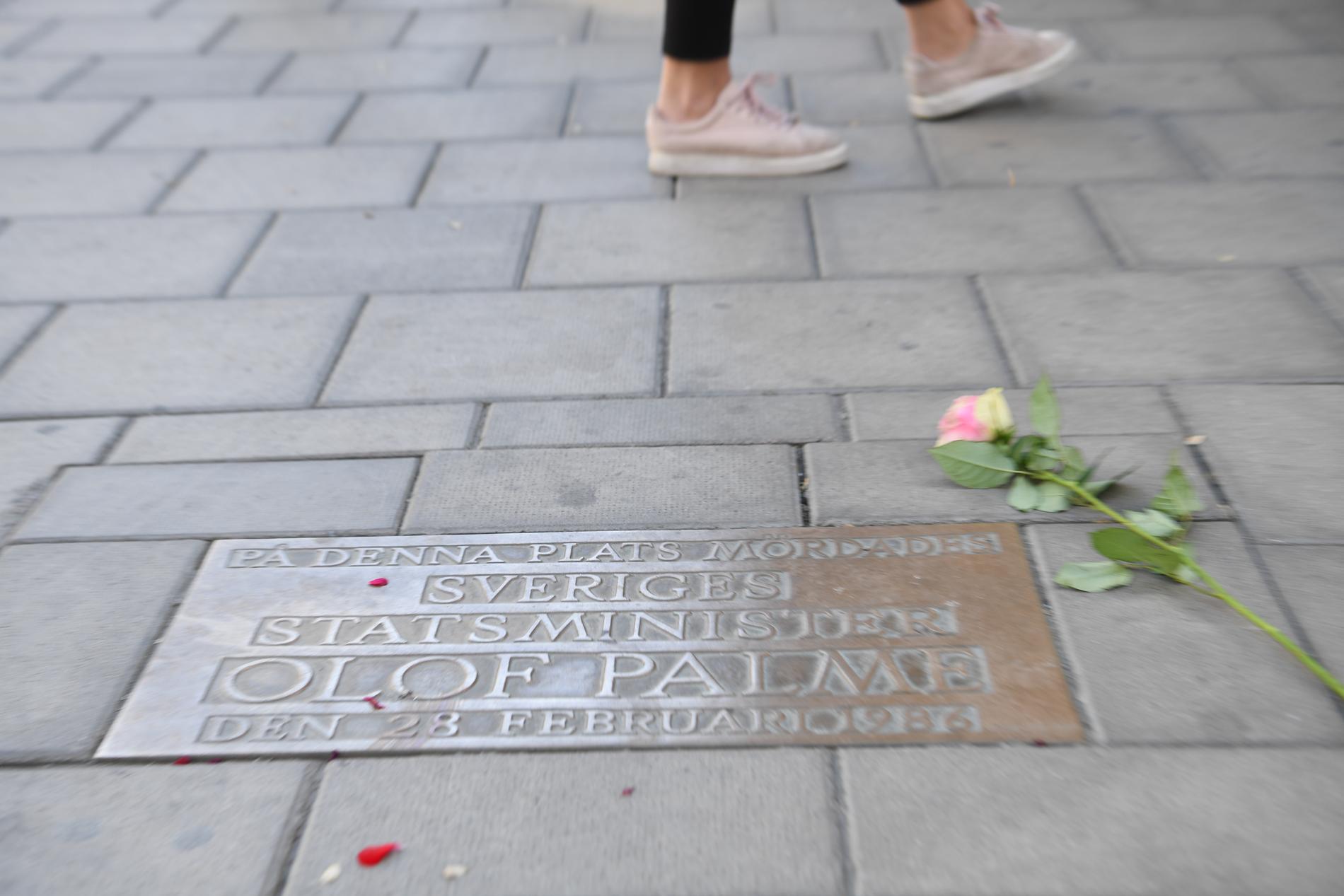 Rosor vid platsen där statsminister Olof Palme mördades på Sveavägen 1986.