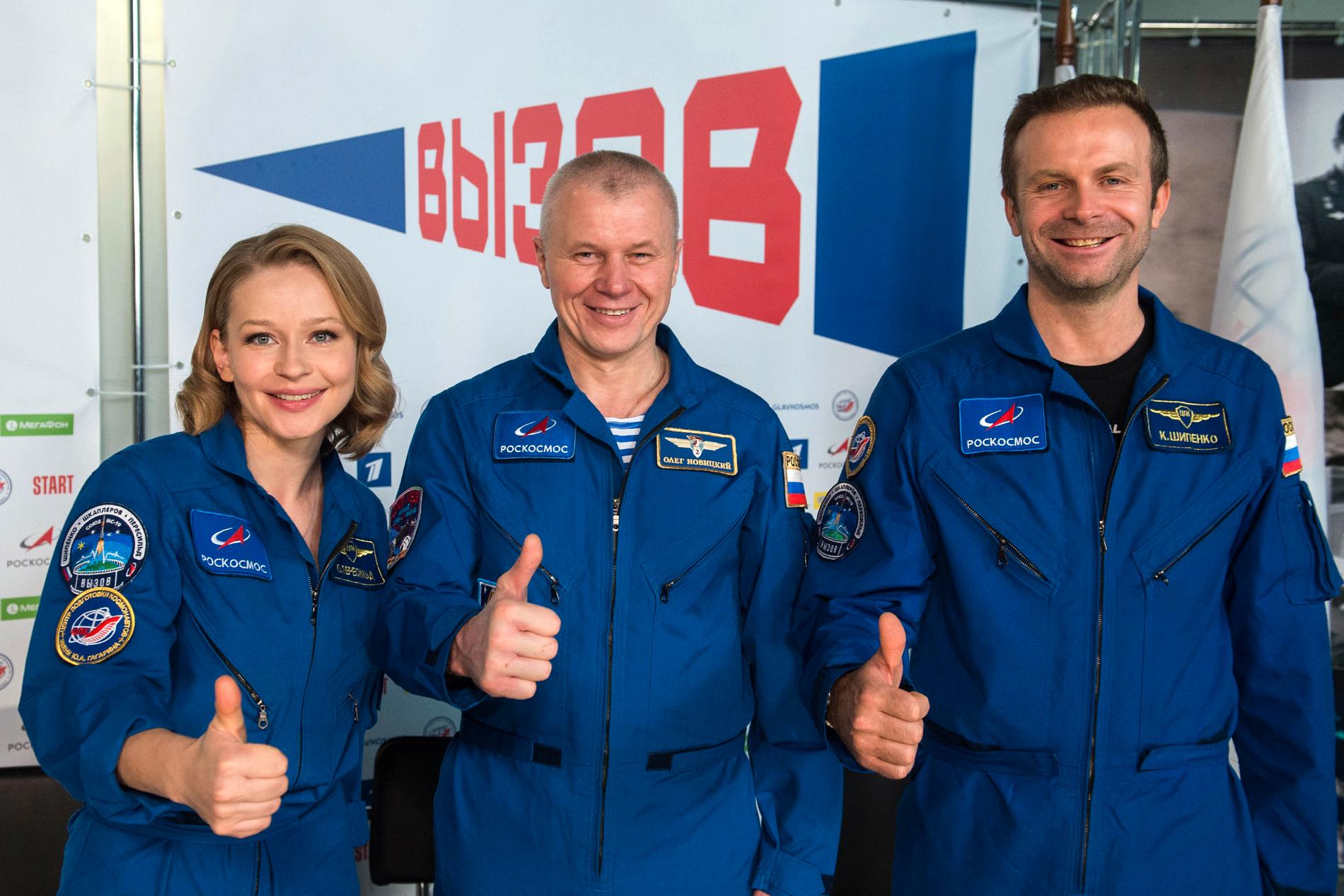 Julia Peresild, Oleg Novitskij (kosmonaut som följde med filmteamet ned) och Klim Sjipenko vid presskonferensen i Moskva efter hemkomsten. Arkivbild.